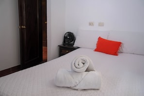 3 habitaciones, tabla de planchar con plancha, wifi y ropa de cama 