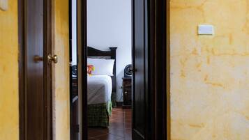 3 habitaciones, tabla de planchar con plancha, wifi y ropa de cama