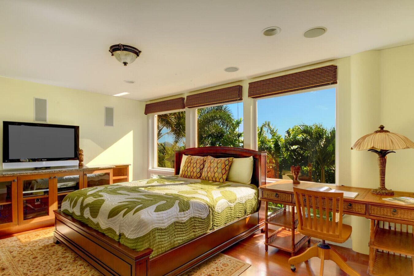 4 bedrooms, desk, iron/ironing board, travel cot