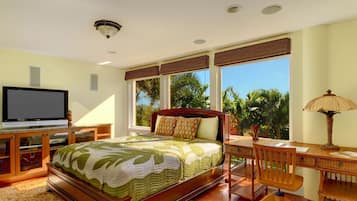 4 bedrooms, desk, iron/ironing board, travel cot