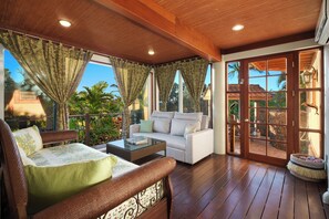 Smart TV, books, stereo