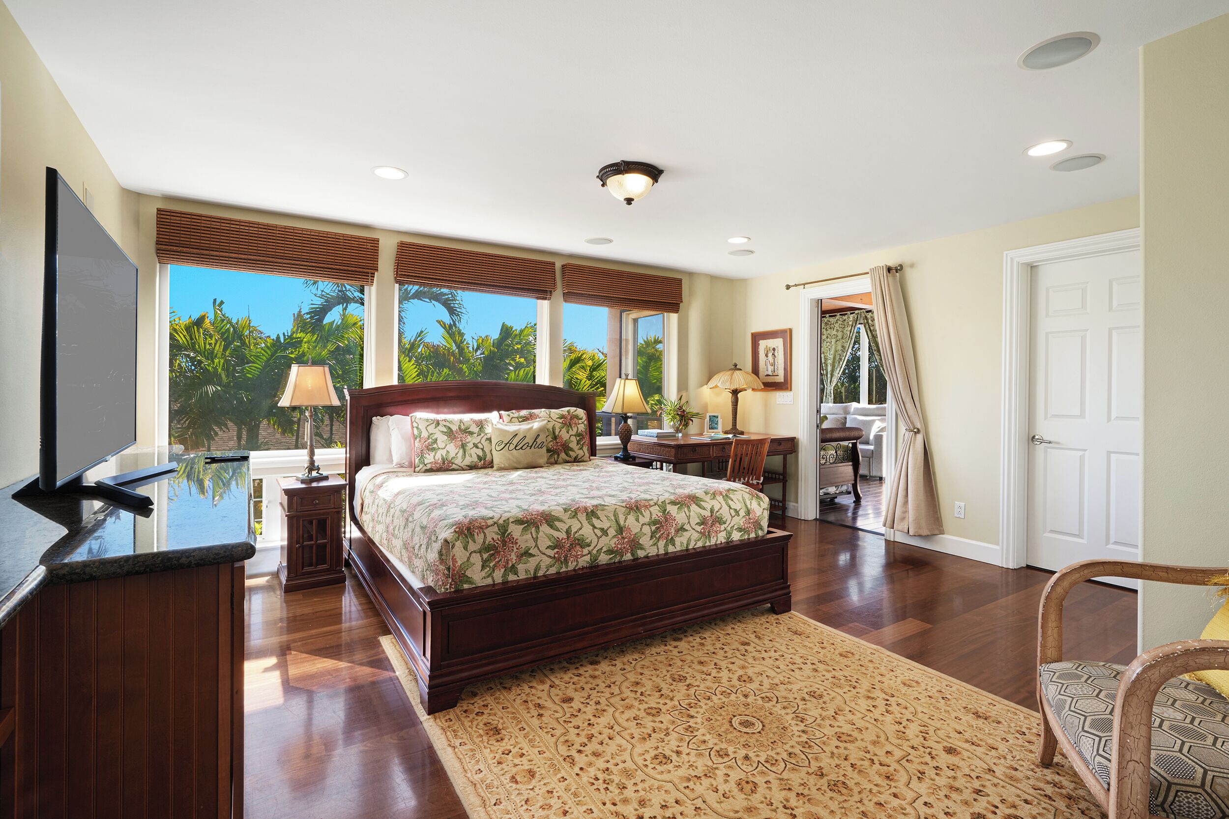 4 室のベッドルーム、デスク、アイロン / アイロン台、旅行用ベビーベッド