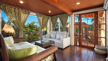 Smart TV, books, stereo