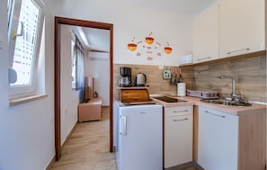 Kühlschrank, Herdplatte, Wasserkocher mit Kaffee-/Teezubehör