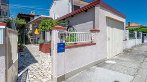 A residential building with a gated entrance, a satellite dish, and a sign indicating it is a studio apartment. - 1 bedroom beautiful apartment in Pula (Pula)