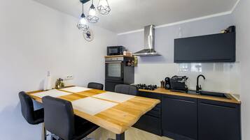 Frigorífico, horno, placa de cocina y lavavajillas