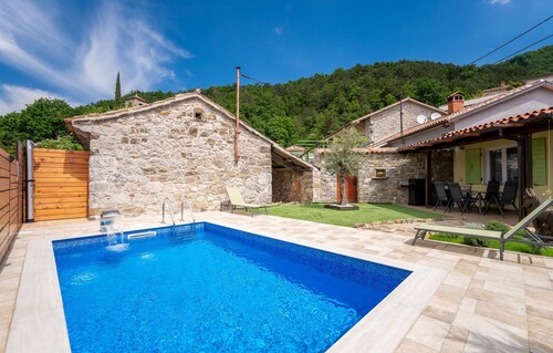 Beautiful home in Lupoglav