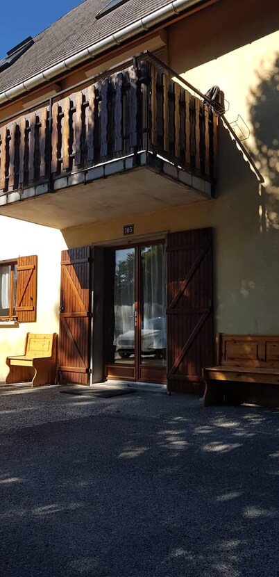 Charming T2 30 m2 ground floor + parking. Close to town center and all amenities