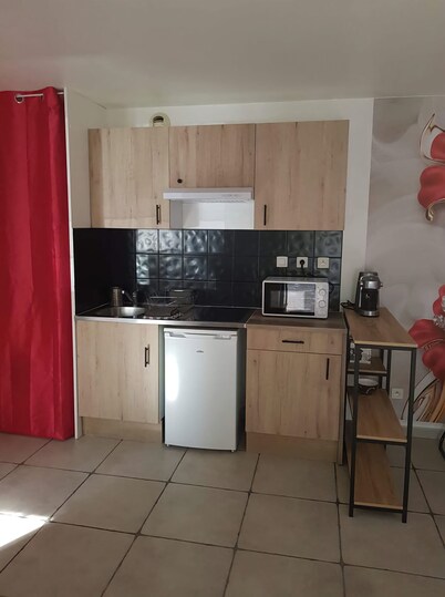 Charming T2 30 m2 ground floor + parking. Close to town center and all amenities