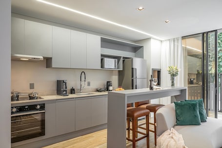 Refrigerador con freezer, microondas, placa de cocina, cafetera/tetera