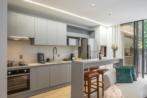 Refrigerador con freezer, microondas, placa de cocina, cafetera/tetera