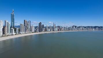 Una playa cerca, arena blanca