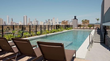Apartamento Gallery | Piscina | Una piscina al aire libre