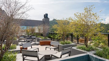 Grand Apartment | Outdoor dining