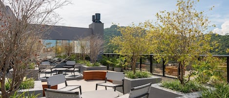 Grand Apartment | Outdoor dining