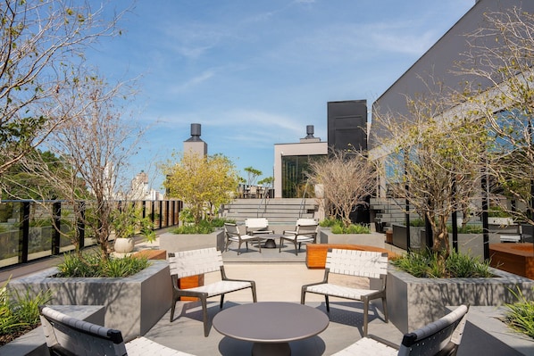 Outdoor dining - The Spot One - Luxo e acesso direto ao Balneário Shopping (Balneário Camboriú)