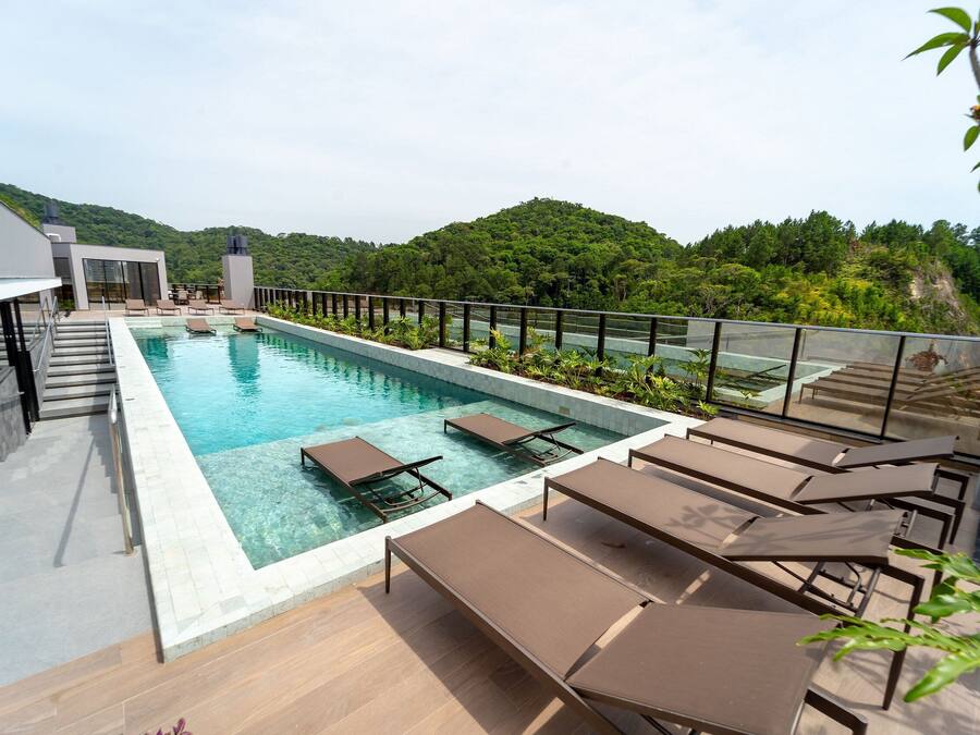 Una piscina al aire libre