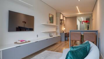 Apartamento família | Área de estar | Smart TV 40 polegadas com canais digitais