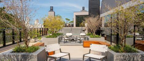 Deluxe Apartment | Outdoor dining