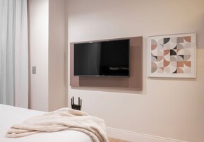 Apartamento club | Espaço de trabalho para notebook, Wi-Fi de cortesia, roupa de cama