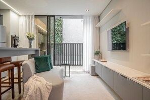 Comfort Apartment | Living area | 40-inch Smart TV with digital channels - The Spot One - Luxo e acesso direto ao Balneário Shopping (Balneário Camboriú)