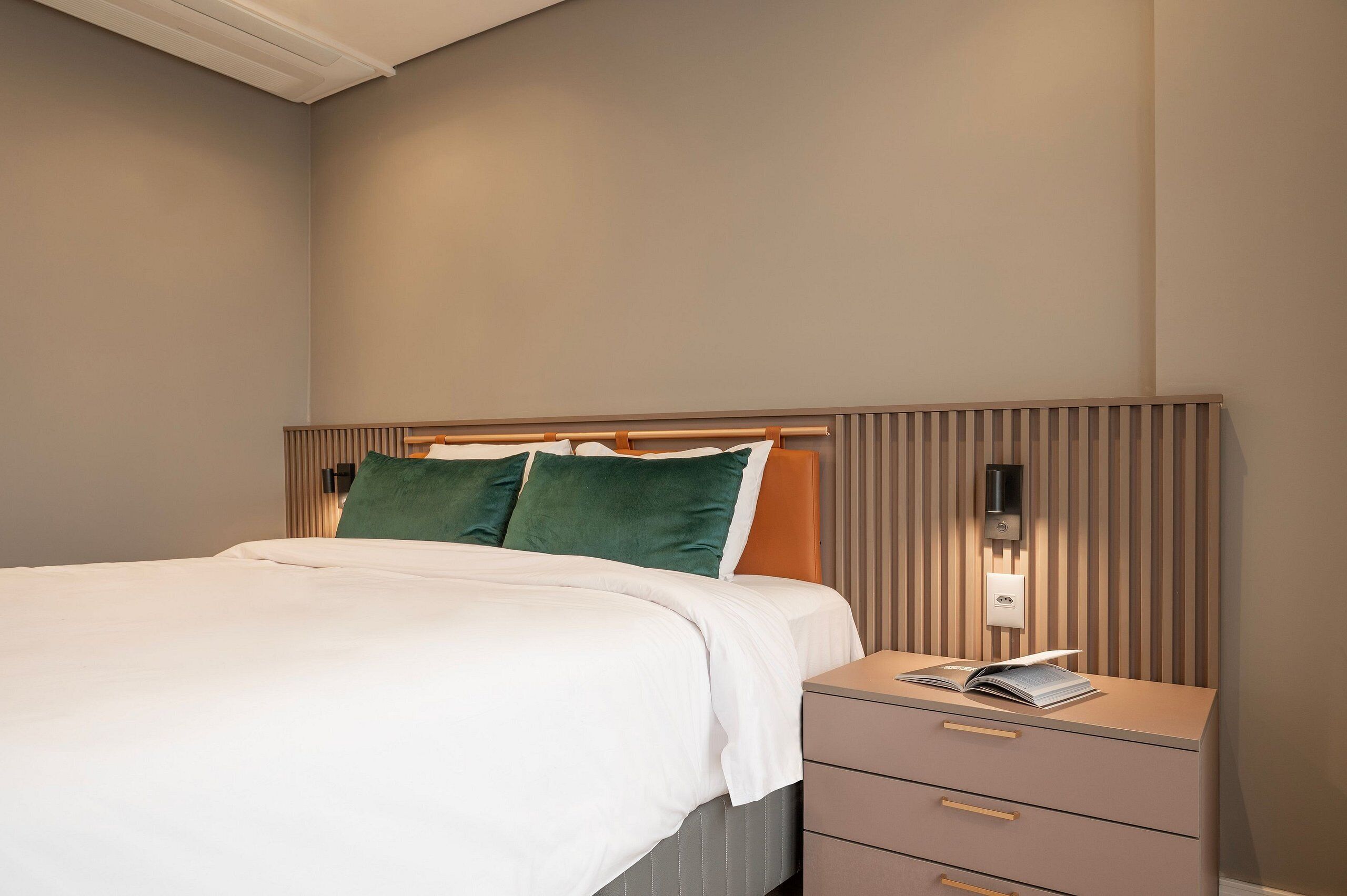 Laptop workspace, free WiFi, bed sheets