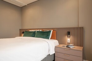 Espacio para trabajar con laptop, wifi gratis y ropa de cama 