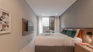 Espacio para trabajar con laptop, wifi gratis y ropa de cama