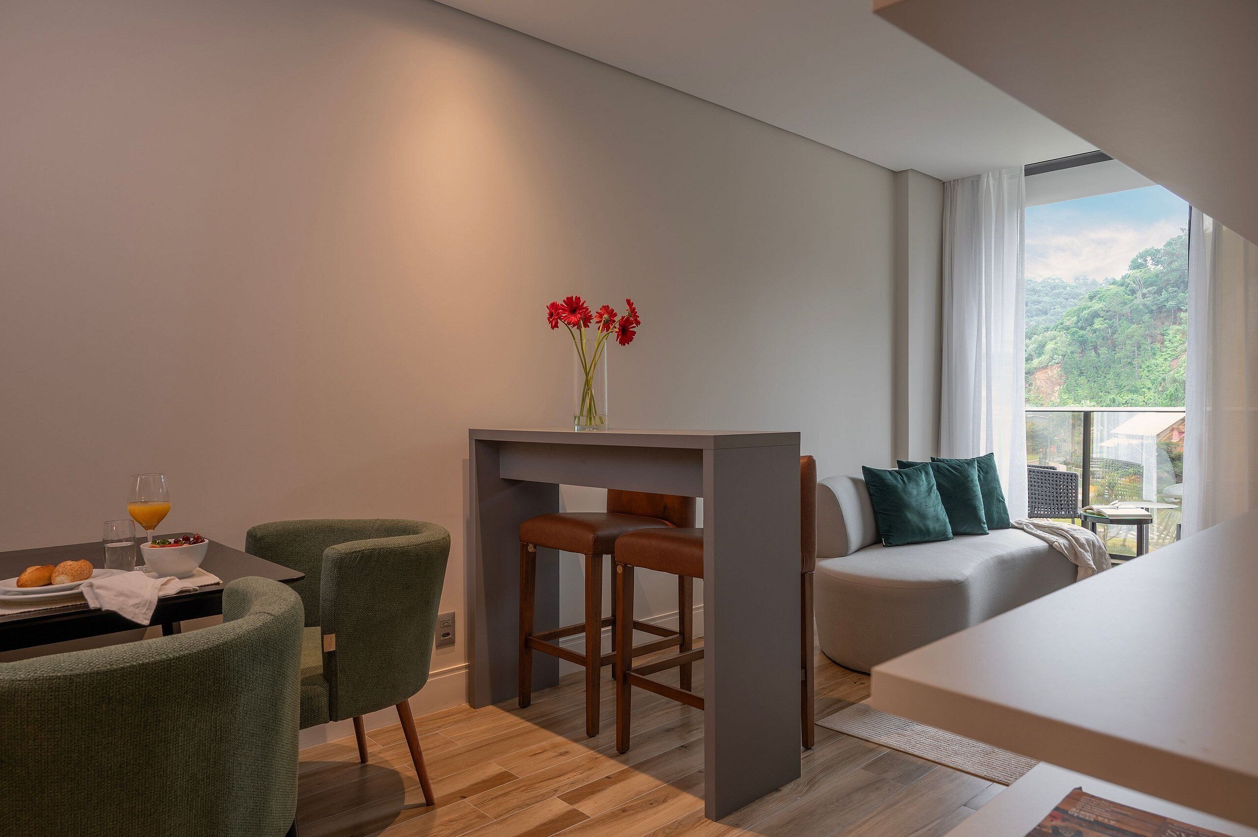 Appartement familial | Salle de séjour | Téléviseur connecté de 40 po avec télévision numérique