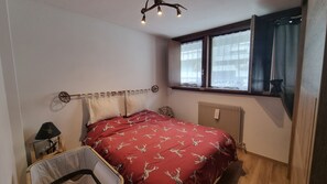 2 bedrooms, bed sheets