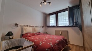 2 bedrooms, bed sheets