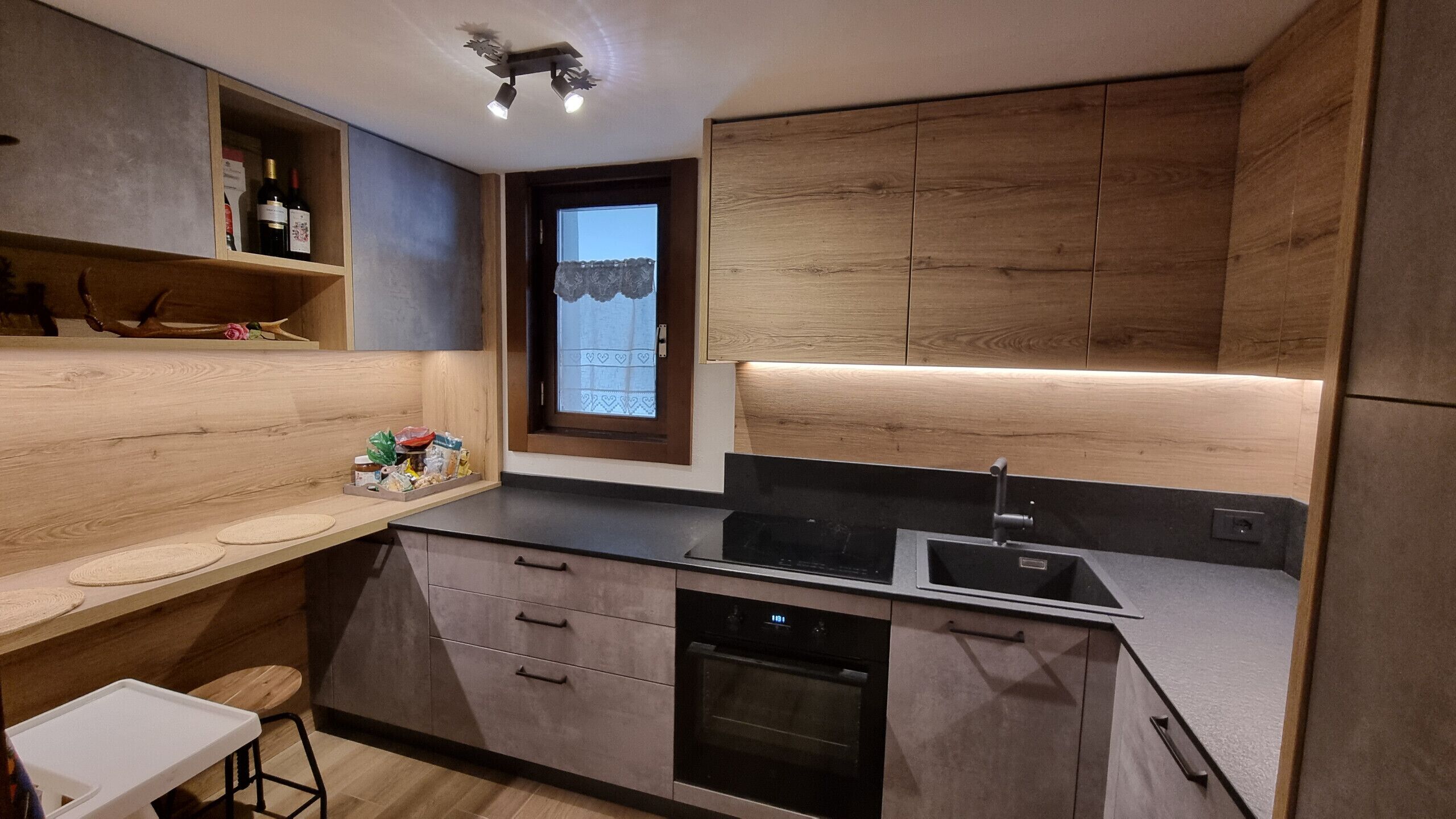 Kühlschrank, Ofen, Geschirrspüler, Wasserkocher mit Kaffee-/Teezubehör