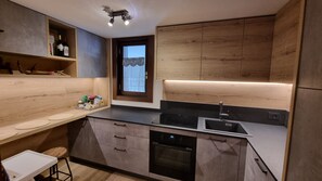 Fridge, oven, dishwasher, coffee/tea maker