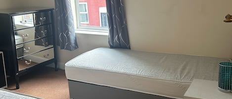2 habitaciones, tabla de planchar con plancha, wifi y ropa de cama