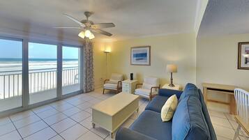 Condo (2 Bedrooms) | Front of property