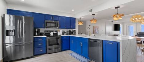 Réfrigérateur, micro-ondes, four, plaque de cuisson