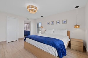3 bedrooms, desk, WiFi, bed sheets