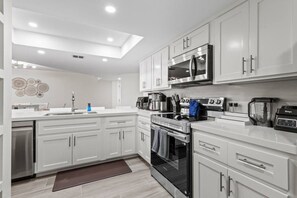 Frigorífico, microondas, horno y placa de cocina