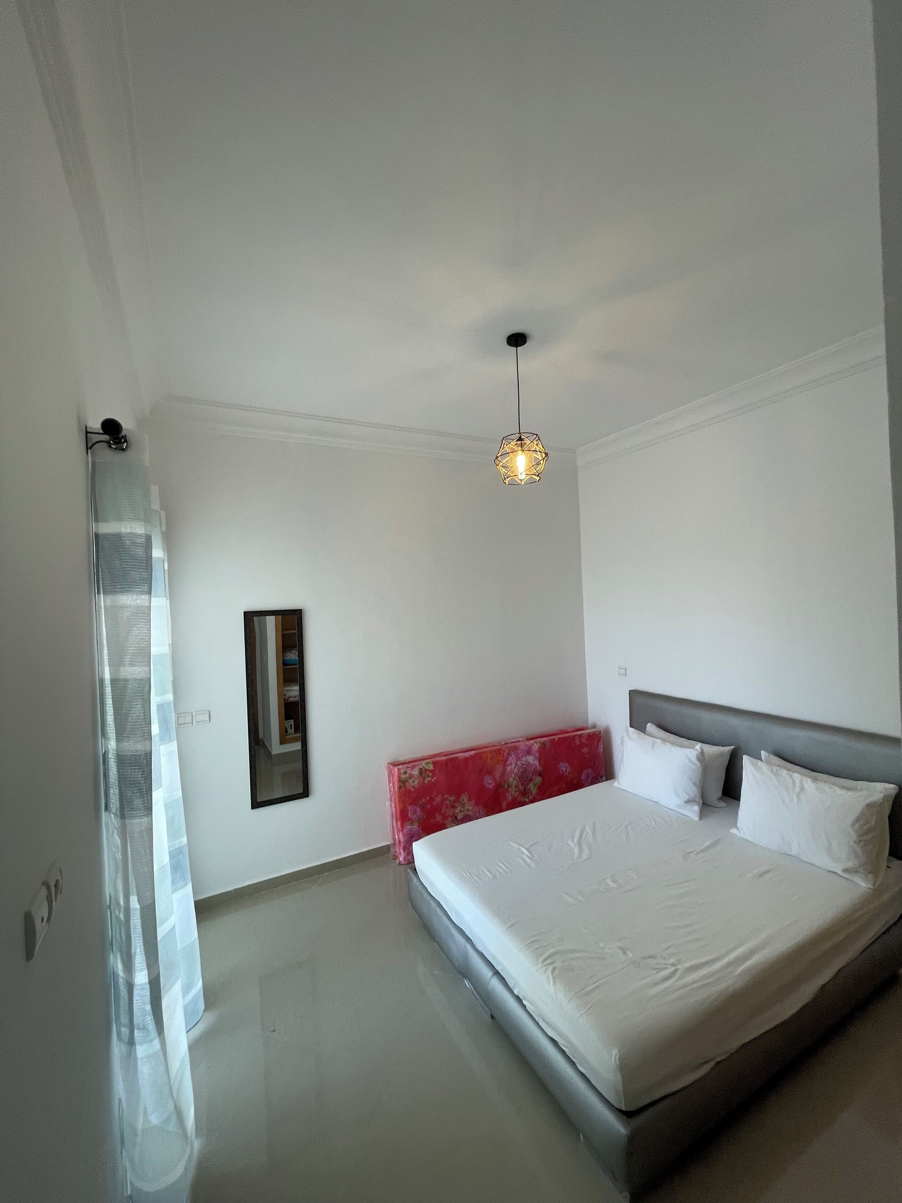 1 chambre, fer et planche à repasser