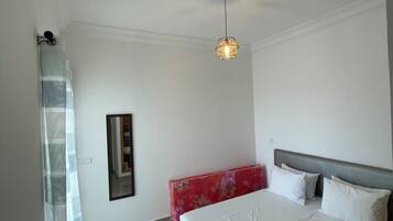 1 chambre, fer et planche Ă repasser