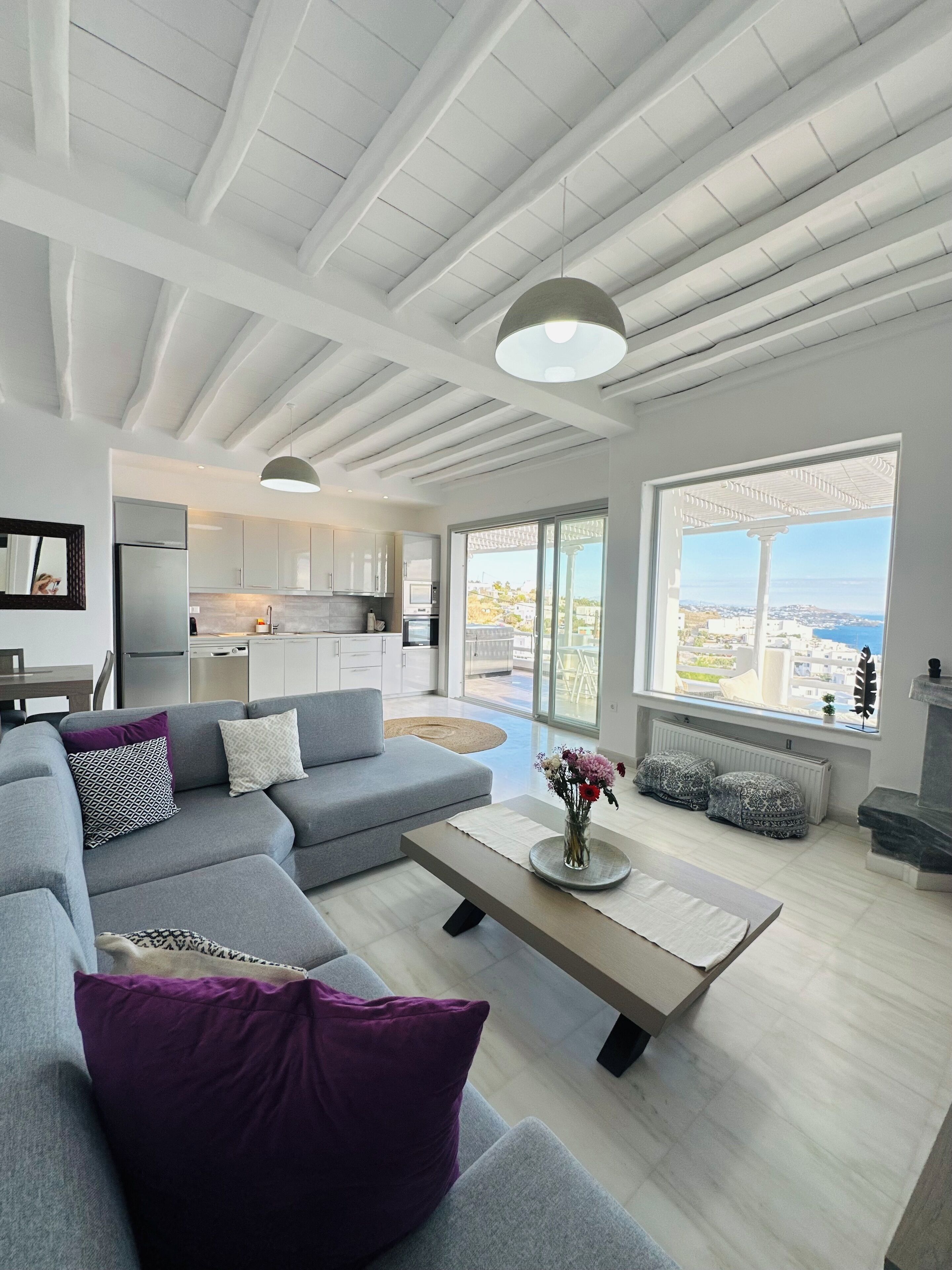 럭셔리 아파트, 바다 전망 | 거실 공간 | 평면 TV