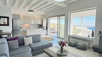 Luksushuoneisto, merinäköala | Oleskelualue | Taulutelevisio