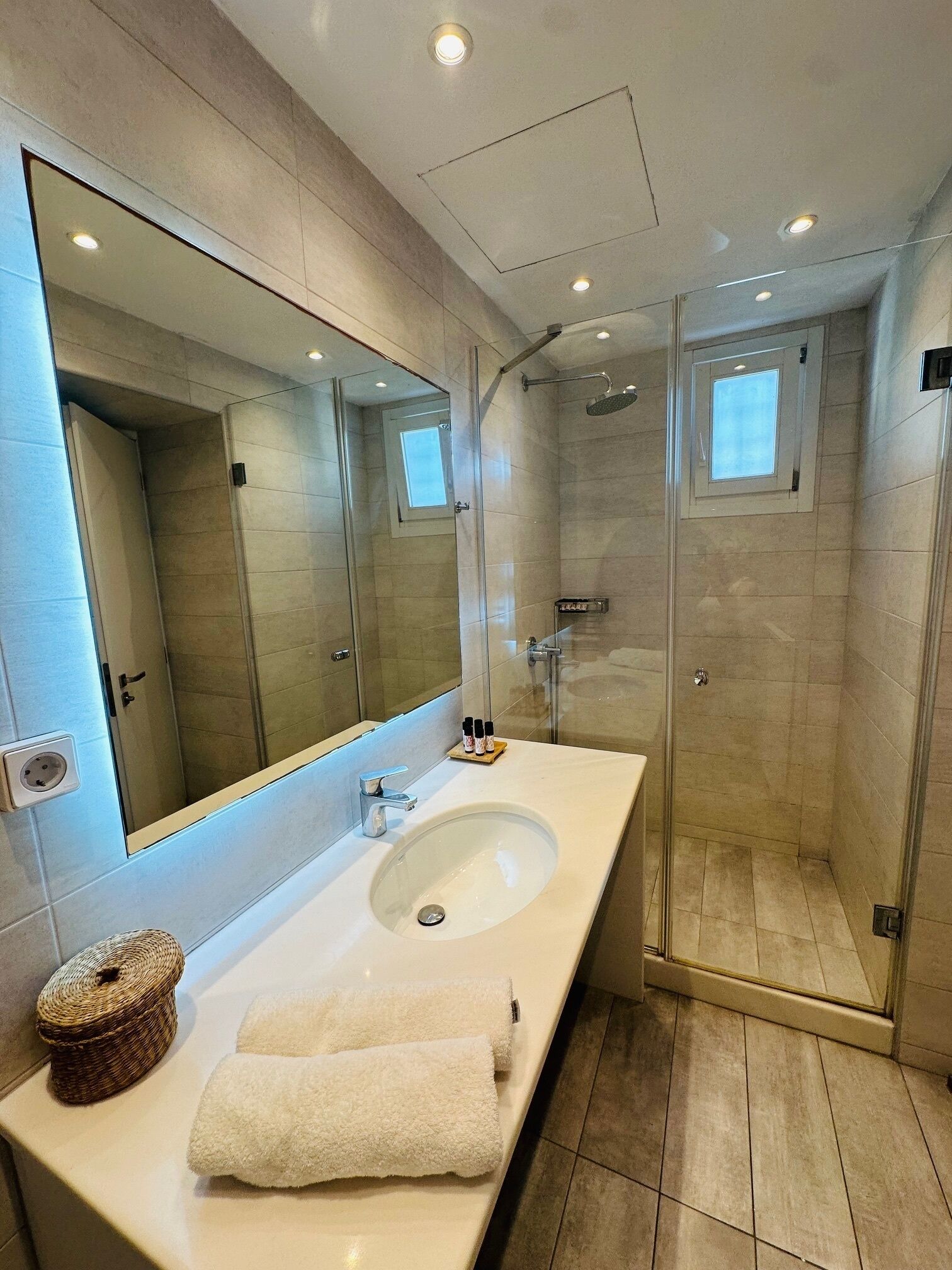 奢華公寓, 海景 | 浴室 | 吹風機、拖鞋、毛巾、肥皂