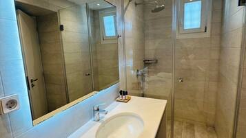 Luksushuoneisto, merinäköala | Kylpyhuone | Hiustenkuivaaja, tohvelit, pyyhkeet, saippua