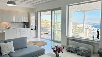 Apartamento superluxo, vista para o mar | Área de estar | TV de tela plana