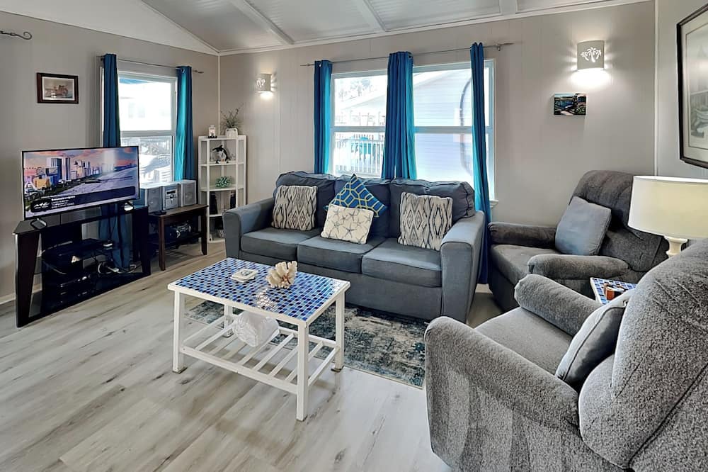 Bayview Cottage by Ryson Vacation Rentals - Pirates Cove, TX