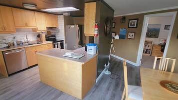 Microondas, horno, placa de cocina y lavavajillas