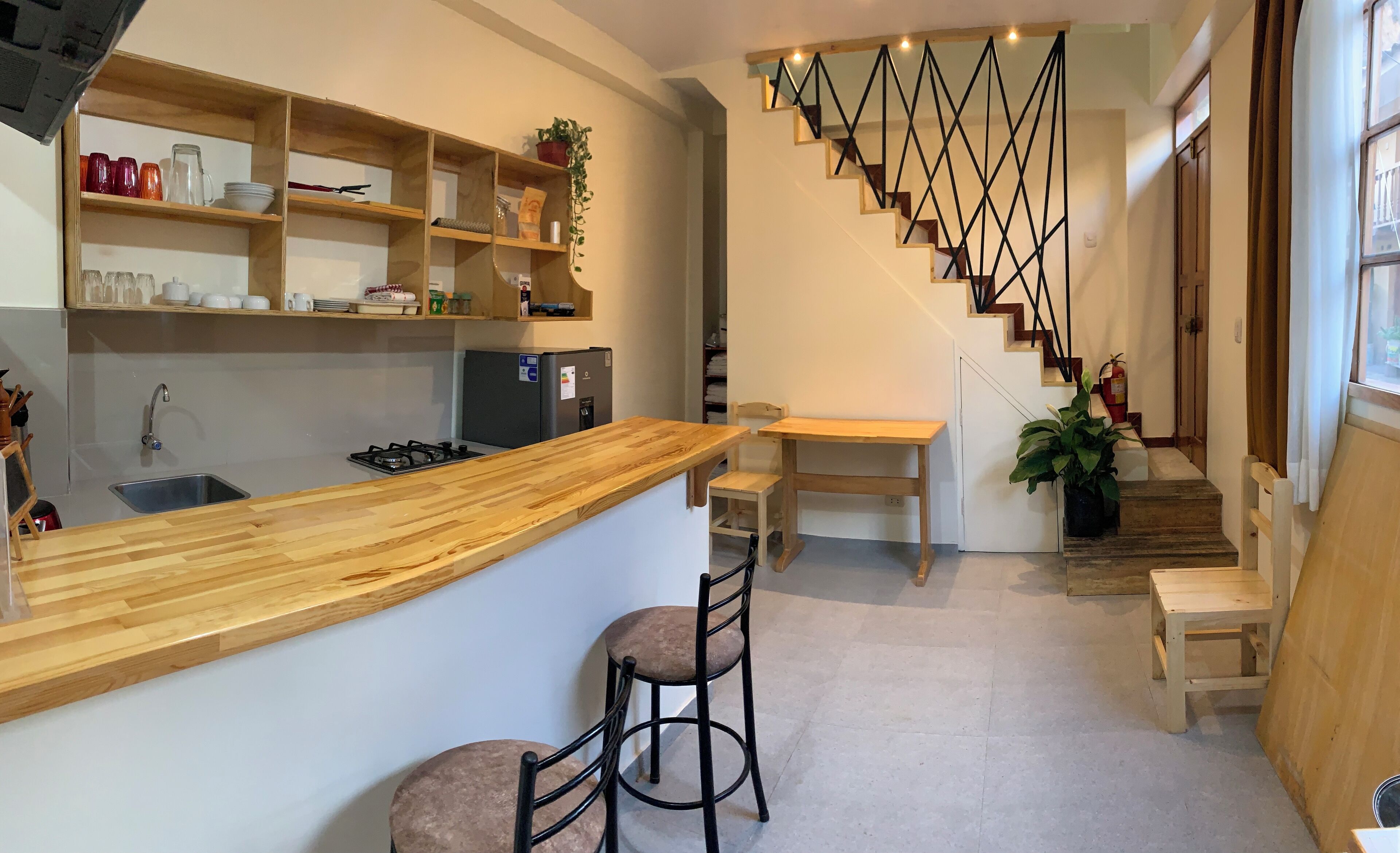 Wasserkocher, Kochgeschirr/Geschirr/Besteck, Esstisch, Kücheninsel