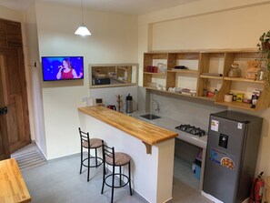 Vannkoker, kjøkkenutstyr, spisebord og kjøkkenøyer