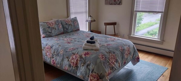 3 chambres, bureau, fer et planche à repasser, accès au Wi-Fi (inclus)